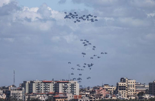 Gazze'ye havadan bırakılan yardımın paraşütleri açılmadı, çok sayıda ölü var