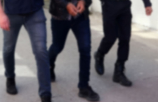 Komşusunu halatla otomobilin arkasına bağlayıp sürükledi