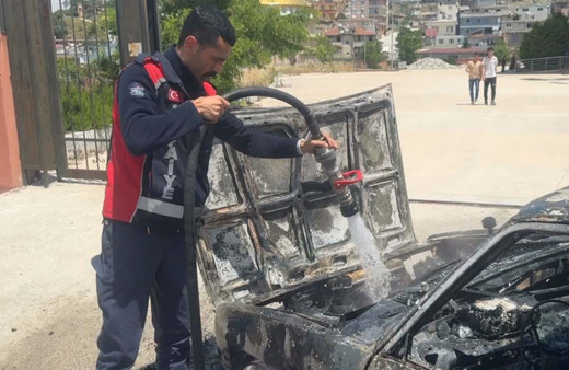 Trafikte seyreden araç bir anda alev aldı!