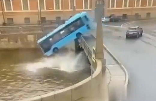 Yolcu otobüsü nehre düştü! 4 kişi hayatını kaybetti