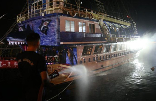 Antalya'da yangın çıkan tur teknesi hasar gördü