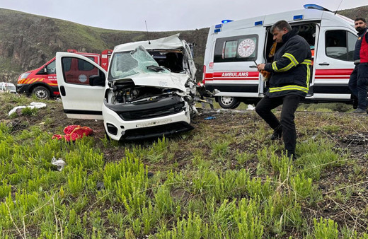  Hafif ticari araç ile minibüs çarpıştı! Ölenler ve yaralılar var 
