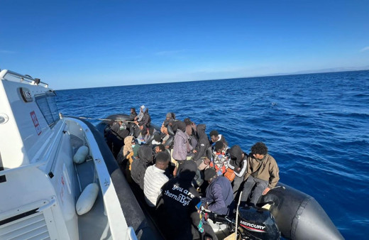 İzmir'de 11'i çocuk 56 düzensiz göçmen yakalandı