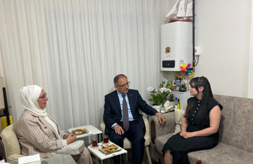 Mehmet Özhaseki; depremde annesini, ağabeyini ve bir bacağını kaybeden Aylin Karakuş’u ziyaret etti