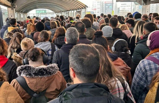 Yürüyen merdiven bozuldu metrobüs durağında izdiham çıktı!