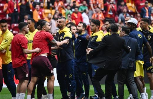 Galatasaray - Fenerbahçe derbisi öncesi saha karıştı