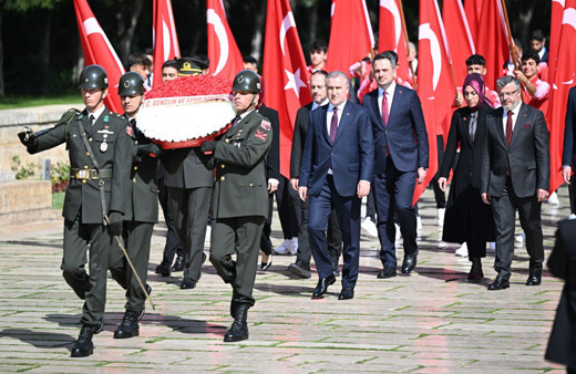 Gençlik ve Spor Bakanı Osman Aşkın Bak,19 Mayıs dolayısıyla Anıtkabir'i ziyaret etti