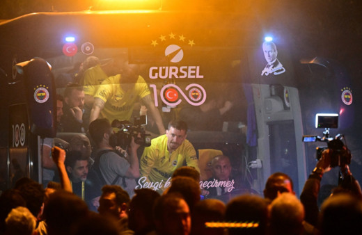 Fenerbahçeli taraftarlardan takımlarına coşkulu karşılama