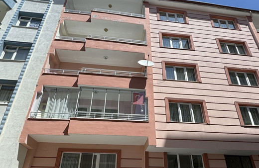 4. kattan hafif ticari aracın üstüne düşen kadın hayatını kaybetti