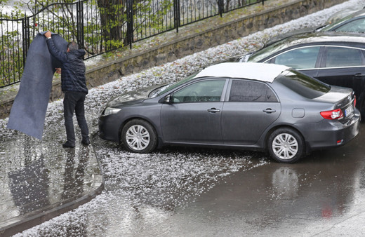 Kars'ta ceviz büyüklüğünde dolu yağdı, vatandaşlar zor anlar yaşadı