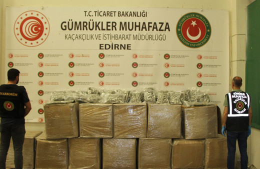 Türkiye'ye girmeye çalışan tırlarda yüklü miktarda uyuşturucu ele geçirildi