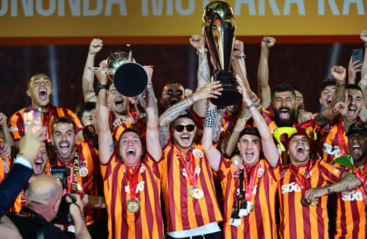 Galatasaray Süper Kupa ve Süper Lig Kupası'nı kaldırdı