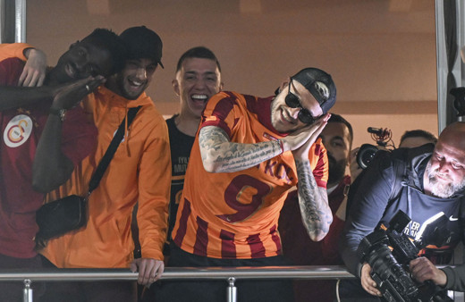 Mauro Icardi Ali Koç yazılı forma giydi 'Fener ağlama' tezahüratı yaptı