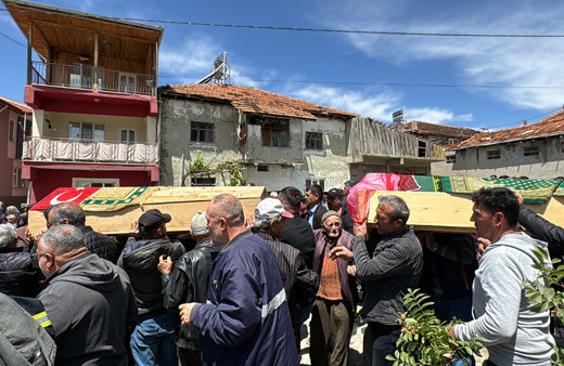 Nişanına giderken ölen Esra ile kardeşi toprağa verildi