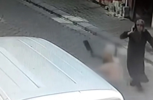 Madde bağımlısı şahıs, satırla 2 kadını yaraladı! Denizli'deki korkunç anlar böyle görüntülendi