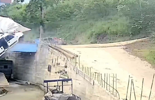 Sürücüsü el frenini çekmeyi unuttu, araç 5 metre yüksekten bahçeye düştü