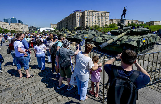 Moskova'da Ukrayna savaşında ele geçirilen NATO silahları sergilendi