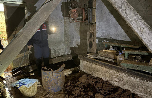 Bir evde kaçak kazı yapan defineciler yakalandı, evden çıkanlar şaşırttı! Tam 43 tane...