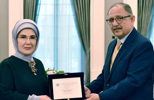 Emine Erdoğan'a "Sıfır Atık" projesine verilen ödülü teslim aldı