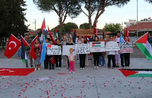 İzmir'de öğrenciler taşlardan Türk ve Filistin bayrakları yaptı