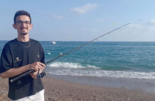 Antalya'da oltasına takıldı kıyıya çıkarmak için 20 dakika mücadele verdi