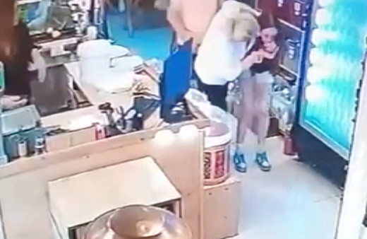 Boğazına yemek kaçan kızı bekçi kurtardı! Restorandaki panik anları kamerada