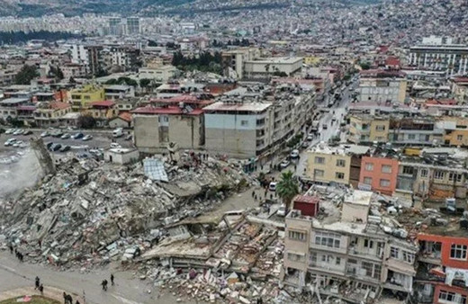Depremde 12 kişiye mezar olmuştu: Müteahhit yan binayı, şantiye şefi müteahhidi suçladı