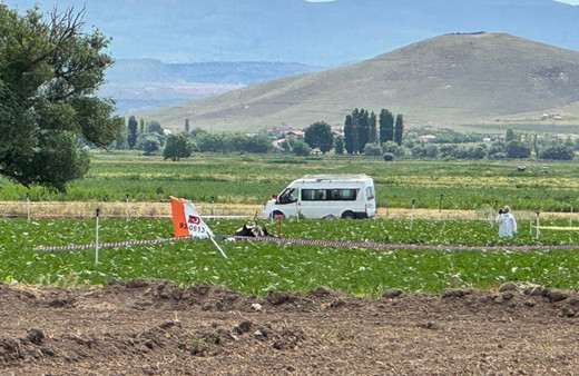 Kayseri'de eğitim uçağı düştü, görgü tanığı kaza anını anlattı: Pilotlar tarladaki işçilere zarar gelmesin diye...