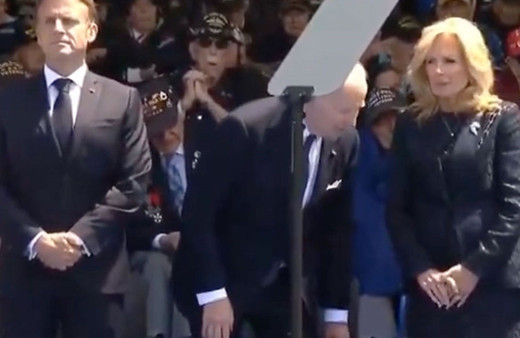 ABD Başkanı Joe Biden olmayan sandalyeye oturmaya çalıştı