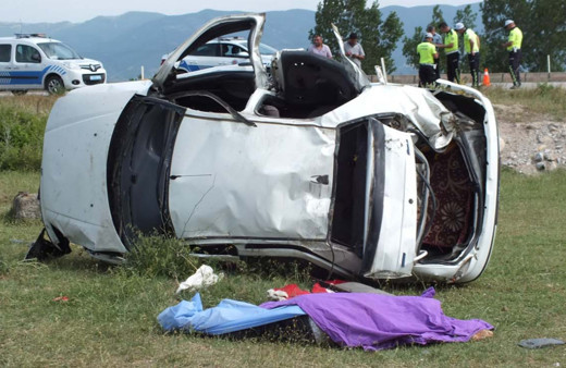 Tokat'ta otomobil şarampole devrildi, 3 kişi öldü, 3 kişi yaralandı