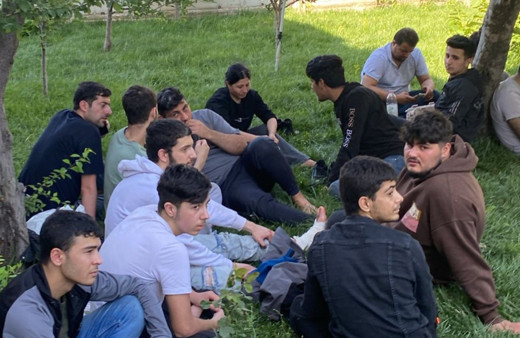 Başka sürücü ihbar etti, TIR'ın dorsesinden 18 göçmen çıktı!