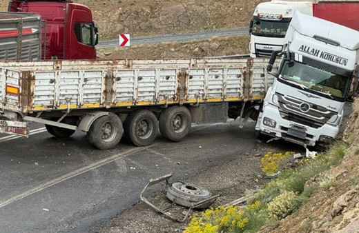 Van'da seyir halindeki iki tır kafa kafaya çarpıştı: 2 kişi yaralandı