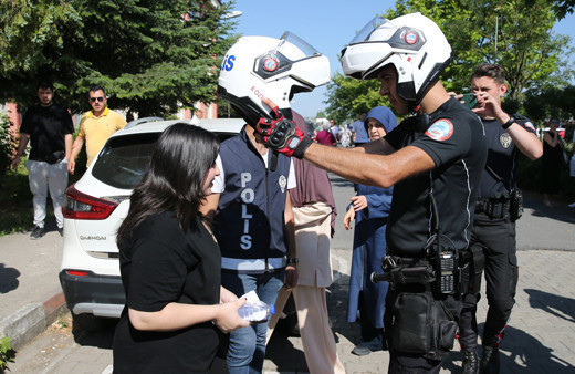 Sınav giriş belgesini unutan öğrenciyi YKS'ye Yunus Timi polisleri yetiştirdi