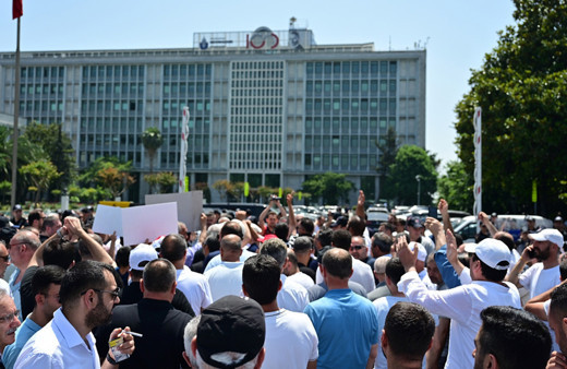 İETT'ye bağlı özel halk otobüsü sahiplerinden İBB binası önünde protesto