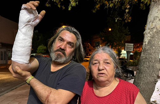 İzmir'de sahipsiz köpeklerden kaçarken kolu kırılan kişi, belediyeden şikayetçi oldu