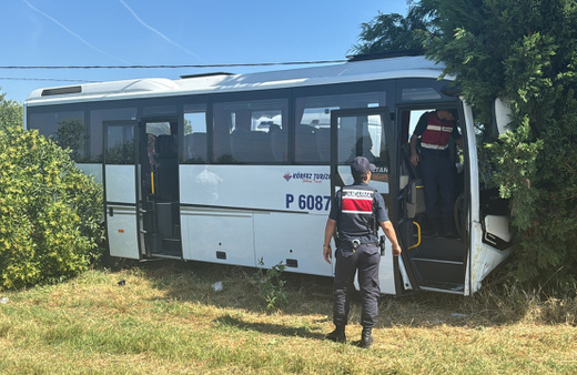 Kocaeli'de tır ile servis minibüsü çarpıştı