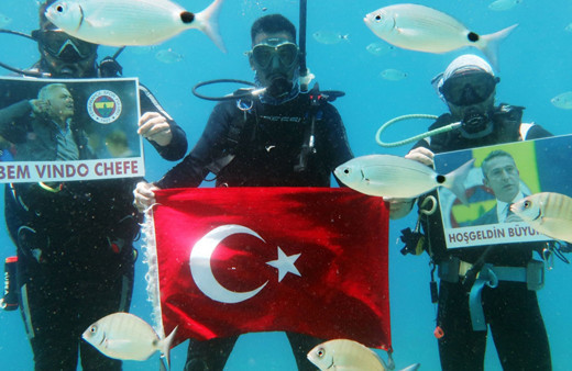 Su altında Ali Koç'un posterini açtılar!