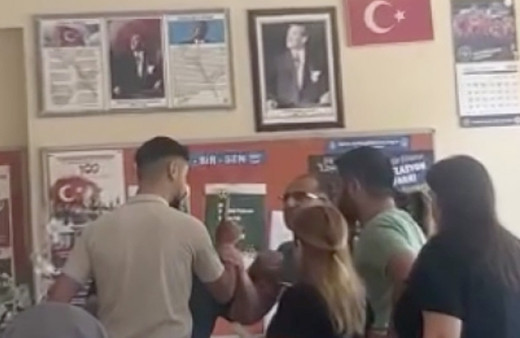 Kız kardeşi sınıfta kalan ağabey, öğretmene yumruk attı! Ümraniye'de okulda darp anı kamerada