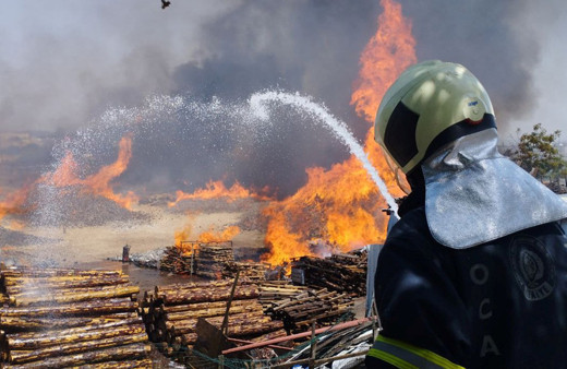 Kocaeli'de palet fabrikasında çıkan yangın kontrol altına alındı