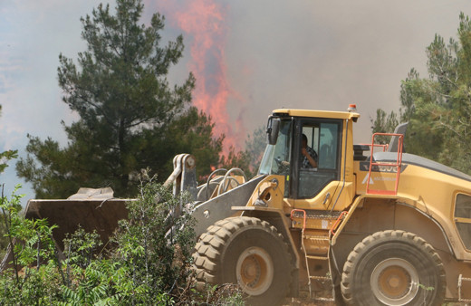 Manisa Kula'da orman yangını! Alevler rüzgarın etkisiyle geniş alana yayıldı, ekipler müdahale ediyor