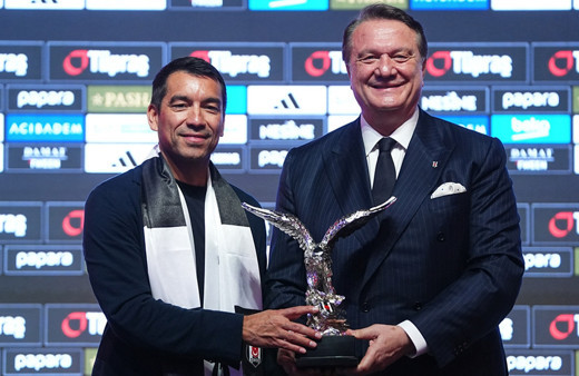 Beşiktaş, yeni teknik direktörü Giovanni van Bronckhorst için imza töreni düzenledi