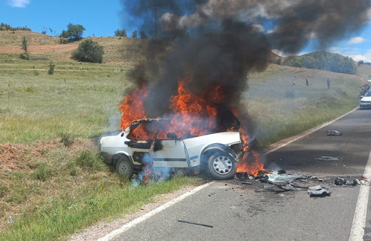 Çankırı'da hafif ticari araç ile otomobil çarpıştı