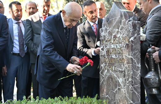 Devlet Bahçeli'den Alparslan Türkeş'in kabrine bayram ziyareti