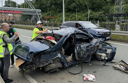 Rize'de bariyerlere çarpan otomobil hurdaya döndü: 3 ölü
