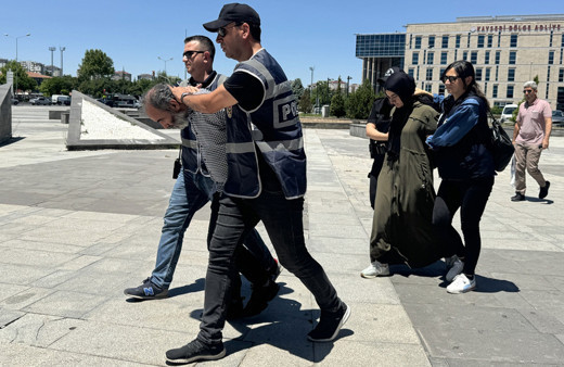 Atatürk Anıtı'na baltayla saldıran şahıslara 'Pişman mısınız' sorusu