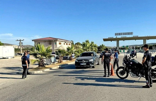 Akın akın Çeşme'ye gittiler: 4 günde 150 bin araç girdi