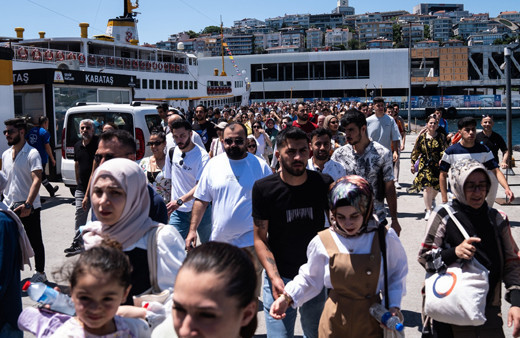 Kabataş İskelesi’nde Adalar seferlerinde yoğunluk oluştu