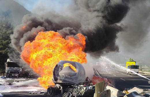 Adana'da iki TIR çarpıştı! Alev alev yanıyor, korkutan görüntüler, otoyol ulaşıma kapatıldı