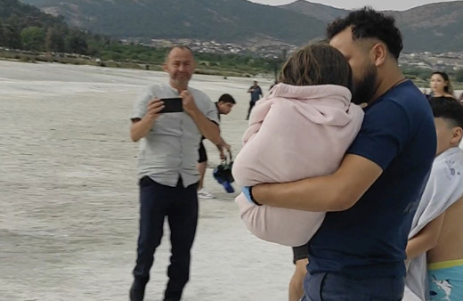 Salda Gölü'nde korku dolu anlar! Kamp yapan tatilci kurtardı