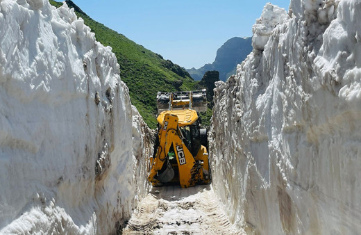 Şırnak Uludere'de ekiplerden karla mücadele çalışması